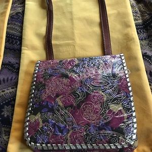 Italian leather shoulder bag.